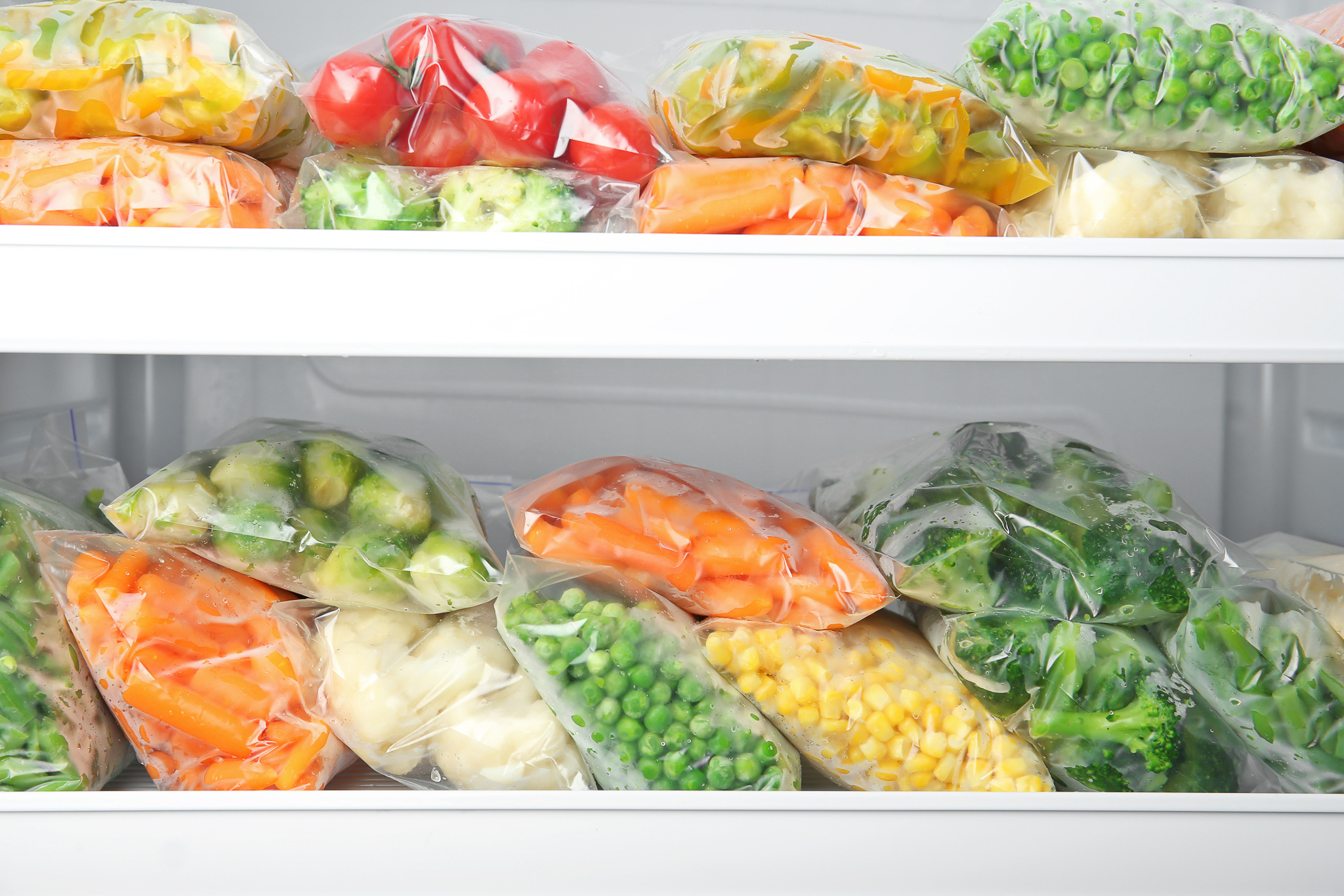Можно замораживать белки. Хранение продуктов в холодильнике. Морозилки с овощами в магазинах. Контейнеры для овощей и фруктов в холодильниках с картинками. Разделитель в холодильник для овощей и фруктов.